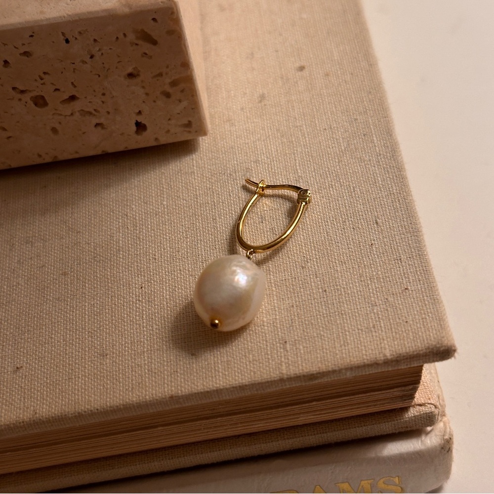 SINGLE EARRING Organic Pearl Hoop